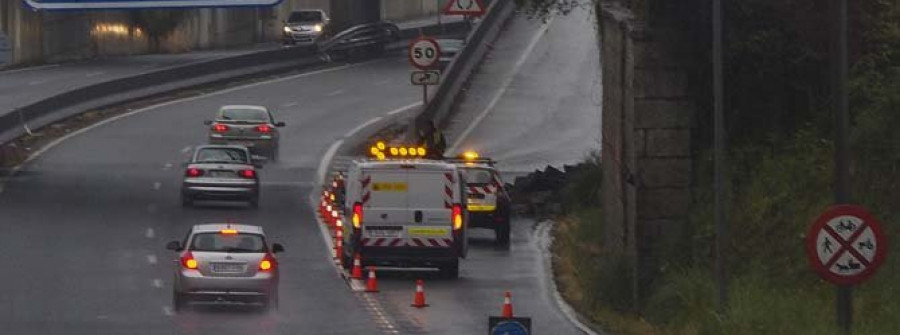 Las lluvias provocan el derrumbe de  un muro en una salida de la autopista