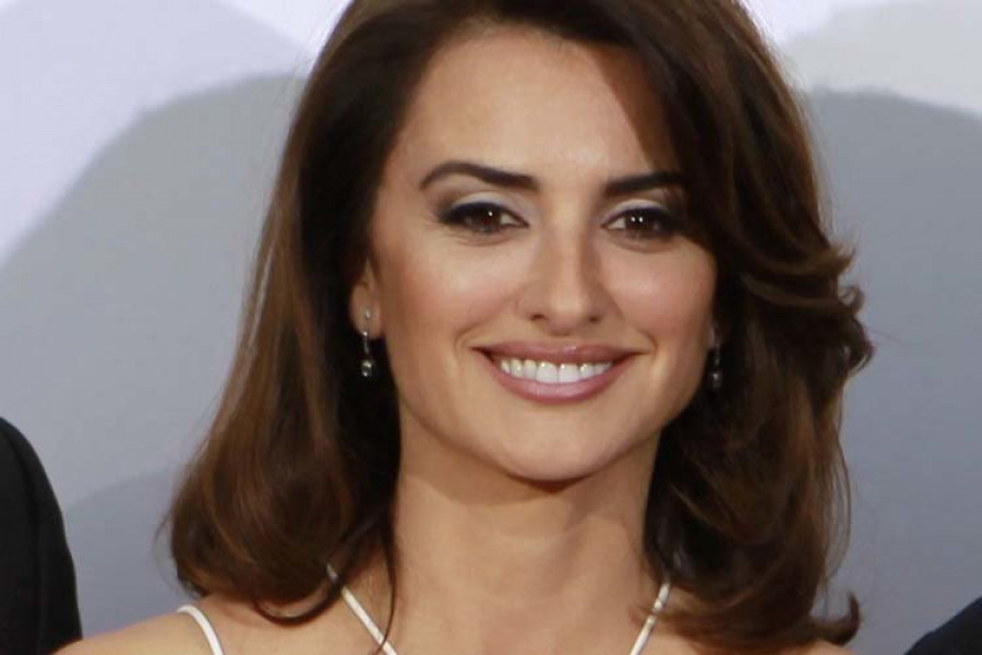 Penélope Cruz y Lily Collins comparten anuncio en Barcelona