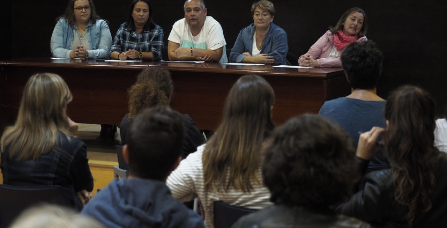 Nuevo grupo de baile y escuela de encaje de bolillos, novedades del curso del Toxos e Froles