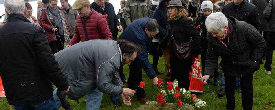 Flores y poesía en el décimo aniversario del fallecimiento de Carmelo Teixeiro