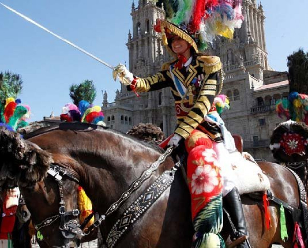 Los entroidos gallegos desfilan por las calles de Santiago