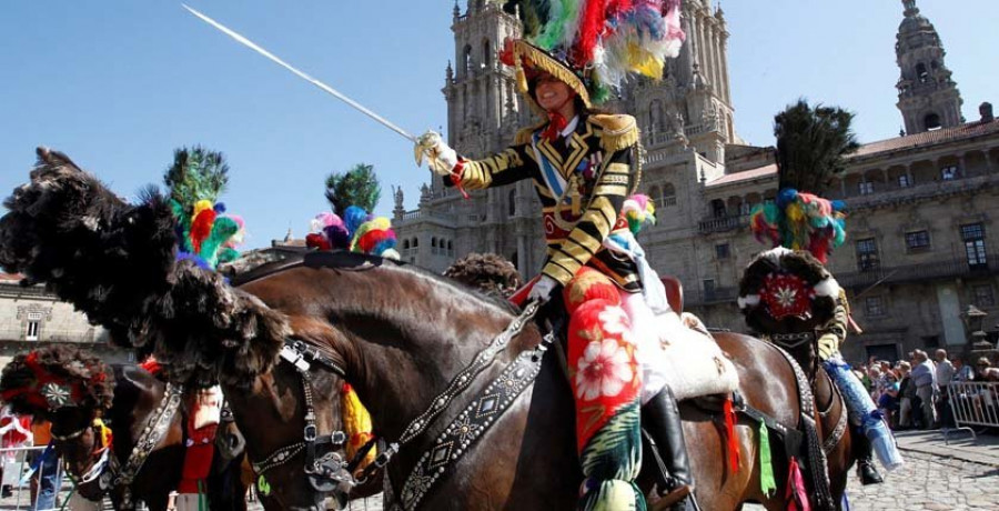 Los entroidos gallegos desfilan por las calles de Santiago