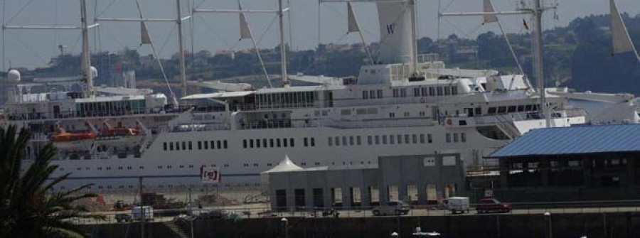 El crucero “Wind surf” recaló ayer en la ciudad