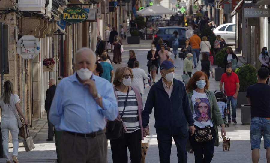 Las calles se vuelven a llenar y comercio y hostelería se activan aunque esperarán a las rebajas