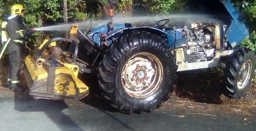 La explosión del motor de un tractor en Maniños moviliza a los efectivos del GES de Mugardos