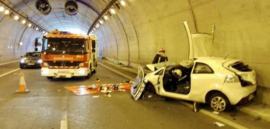 Un aparatoso accidente en un túnel de la AP-9 se salda con un solo herido leve