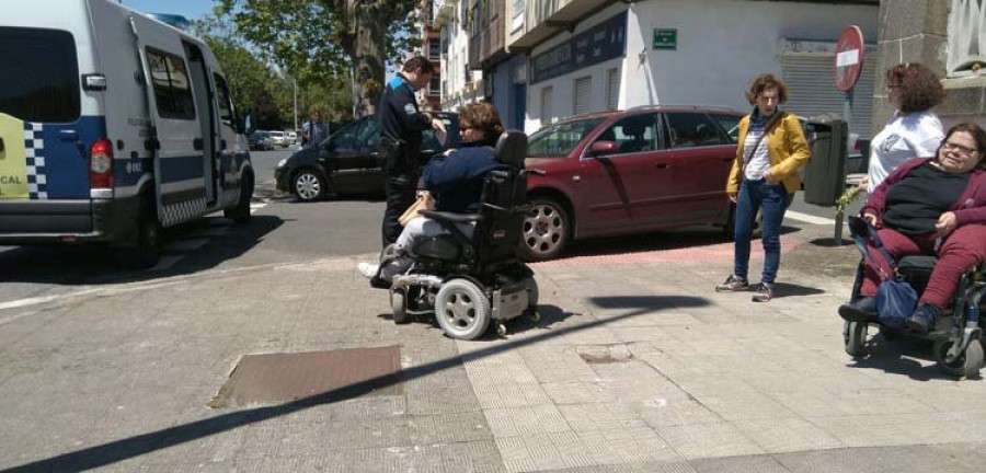 Denuncian la obstrucción en Esteiro de los coches de los pasos adaptados