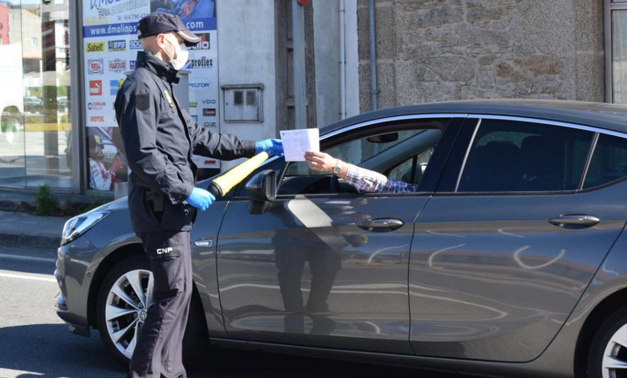 Denunciados en Corrubedo dos hombres que bebían vino en una entidad y otro que tomaba el sol