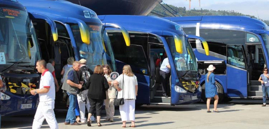 Ferrol despide a los más de dos mil cruceristas del “Horizon”