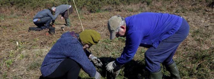 Vecinos de Brión y Doniños ocupan los montes que reclaman para ellos