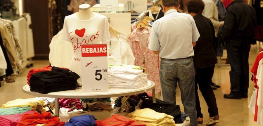 Inicio descafeinado de las rebajas en los centros comerciales de Ferrolterra