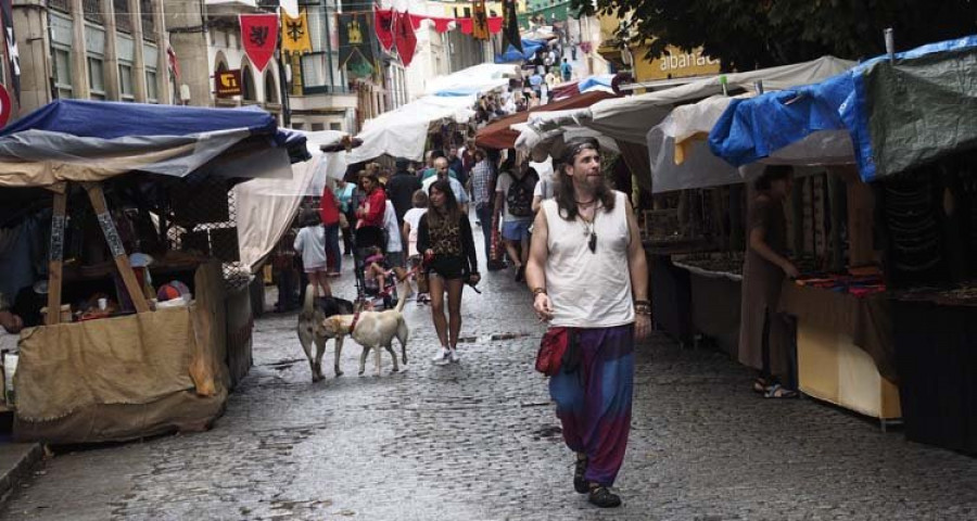 La lluvia desluce el inicio de la Feria Medieval celebrada en Ferrol Vello