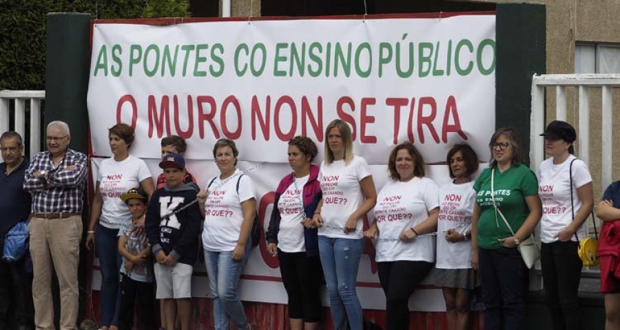 Los padres del colegio Monte Caxado se resisten al derribo del muro a las puertas del centro