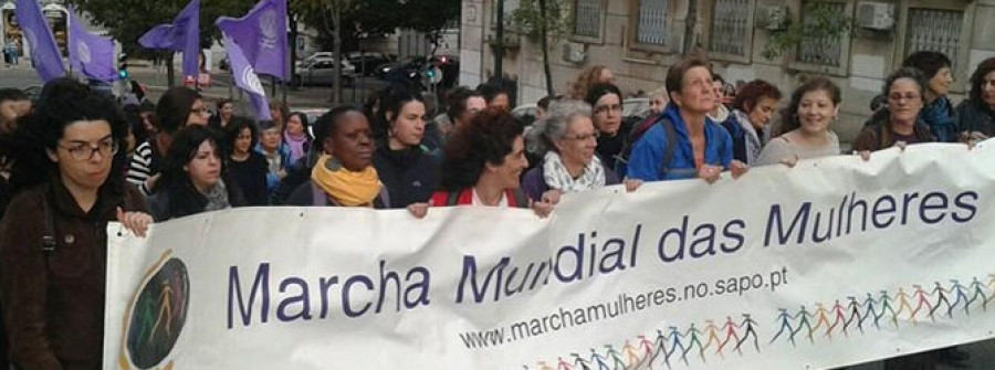 NARÓN.- Miembros de EU Narón participaron en la llegada de la Marcha Mundial das Mulleres a la Lisboa