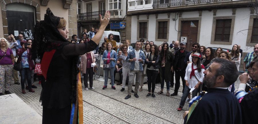 El festival “Fóra do mapa” concluyó con una nostálgica e irónica ruta por el Ferrol “de toda la vida”