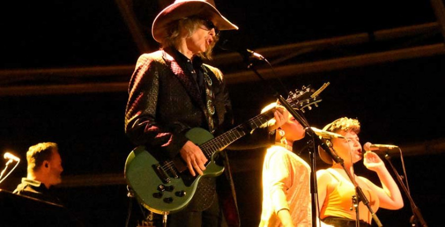 The Waterboys hacen vibrar a la plaza de España con su rock de influencias celtas