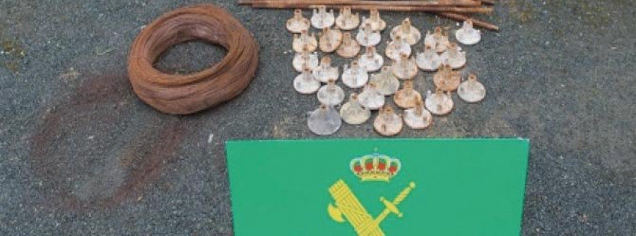 La Guardia Civil detiene a una pareja por el hurto de metales en O Barqueiro