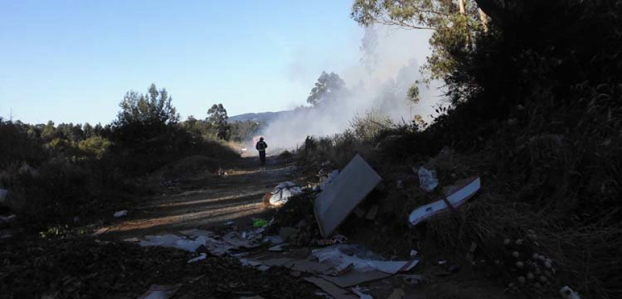 Un incendio próximo a un vertedero incontrolado calcina una zona forestal