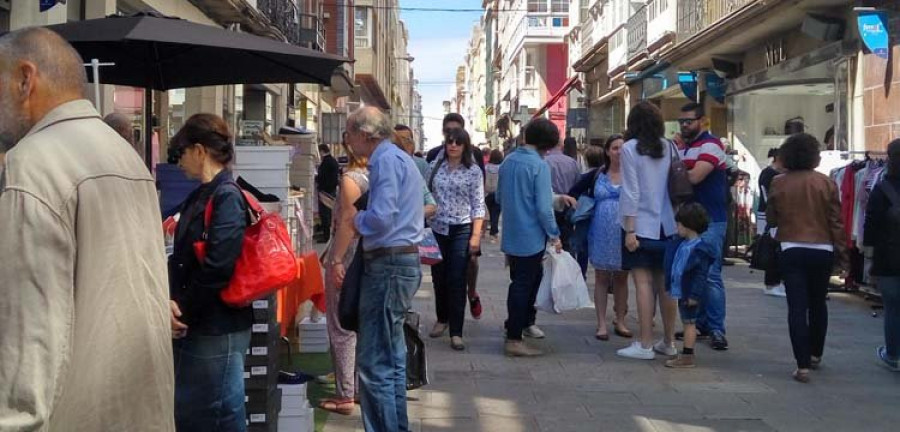 El barrio de A Magdalena llena sus calles con música y un mercadillo