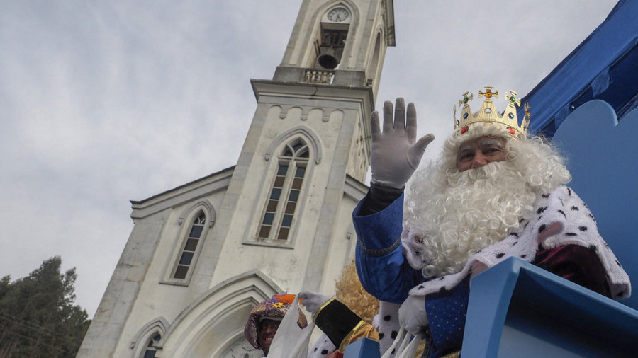 Sus Majestades cierran en Cerdido 
y Cabanas su “gira” por la comarca