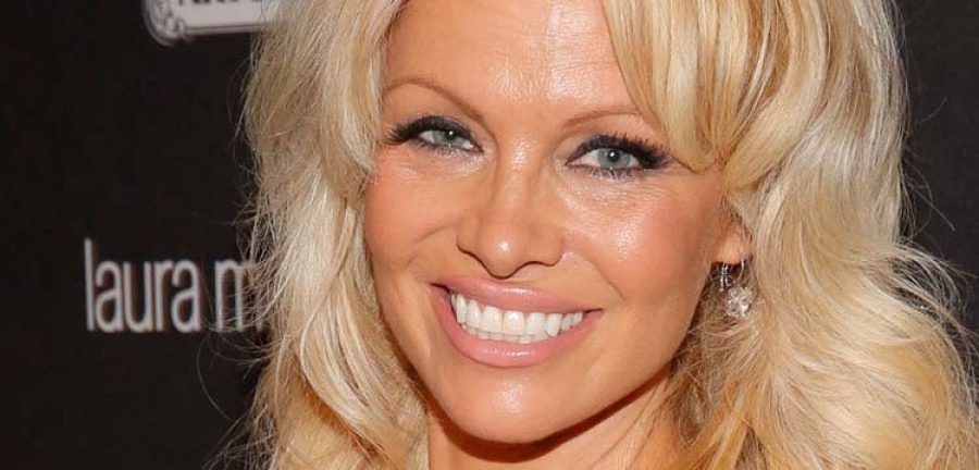 Pamela Anderson considera 
que Julian Assange es un “héroe”