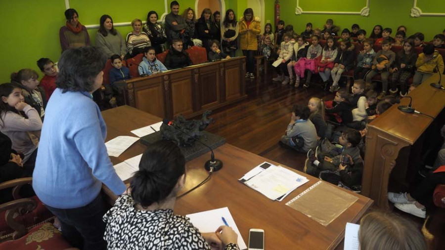 Los niños de Moeche piden en el pleno más defensa y promoción del gallego