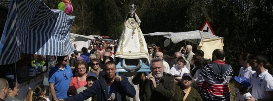 Velas, rosquillas y buen tiempo en la cita anual de los ferrolanos con la Virgen del Nordés