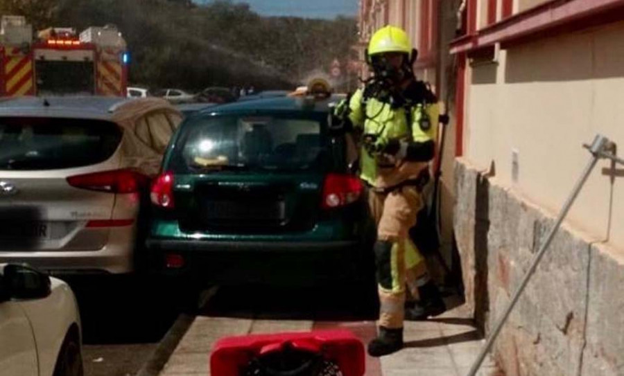 Un accidente de tráfico en Narón rompe una tubería de gas y obliga a la evacuación de todo un edificio