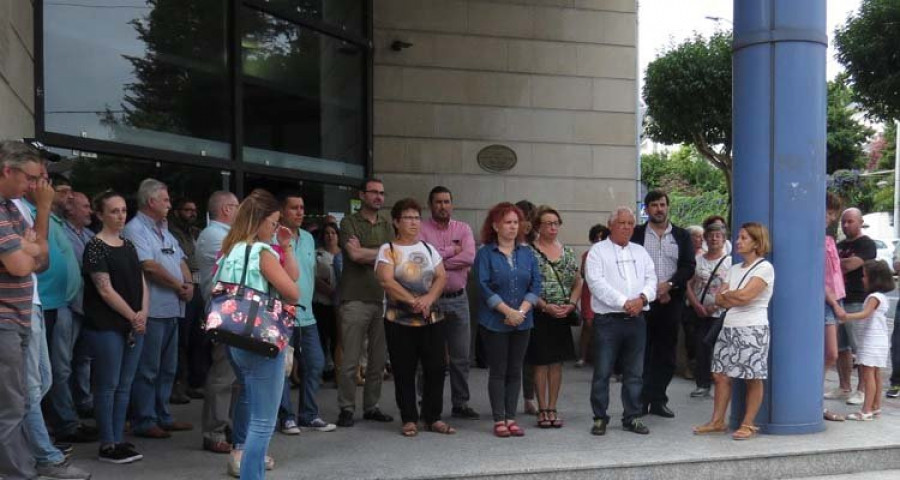 Los municipios de la comarca guardan silencio en señal de apoyo a las víctimas y sus familiares