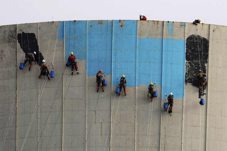 Activistas de Greenpeace escalan la central térmica de Meirama  para pedir el fin de la quema de carbón