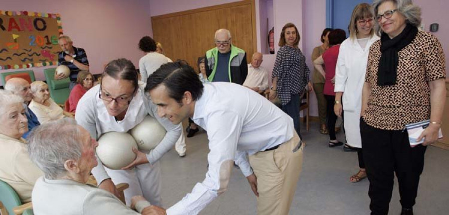 Rey Varela visita el centro de día de la Xunta en Ferrol para reafirmar su apoyo