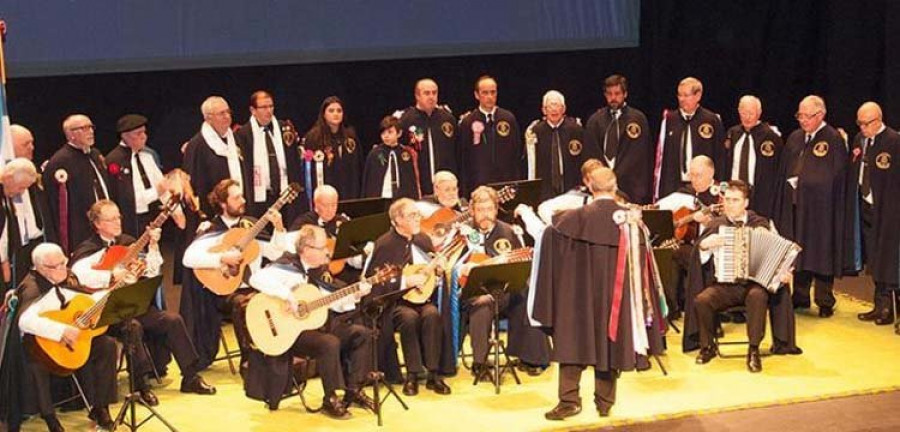 La Rondalla del Club de Campo de Ferrol celebra en el Jofre “trinta anos entre amigos”