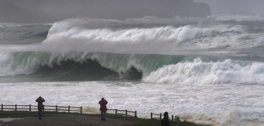 Olas de más de seis metros azotan la costa para el deleite de los curiosos