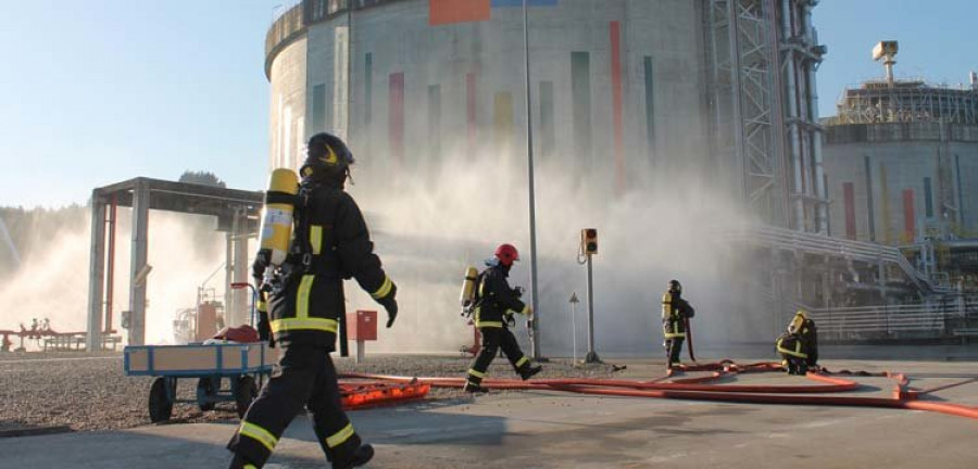 Bomberos y técnicos sanitarios participan en el último ejercicio de seguridad de Reganosa