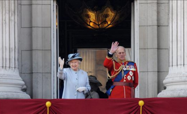 El marido de la reina Isabel II, ingresado por precaución