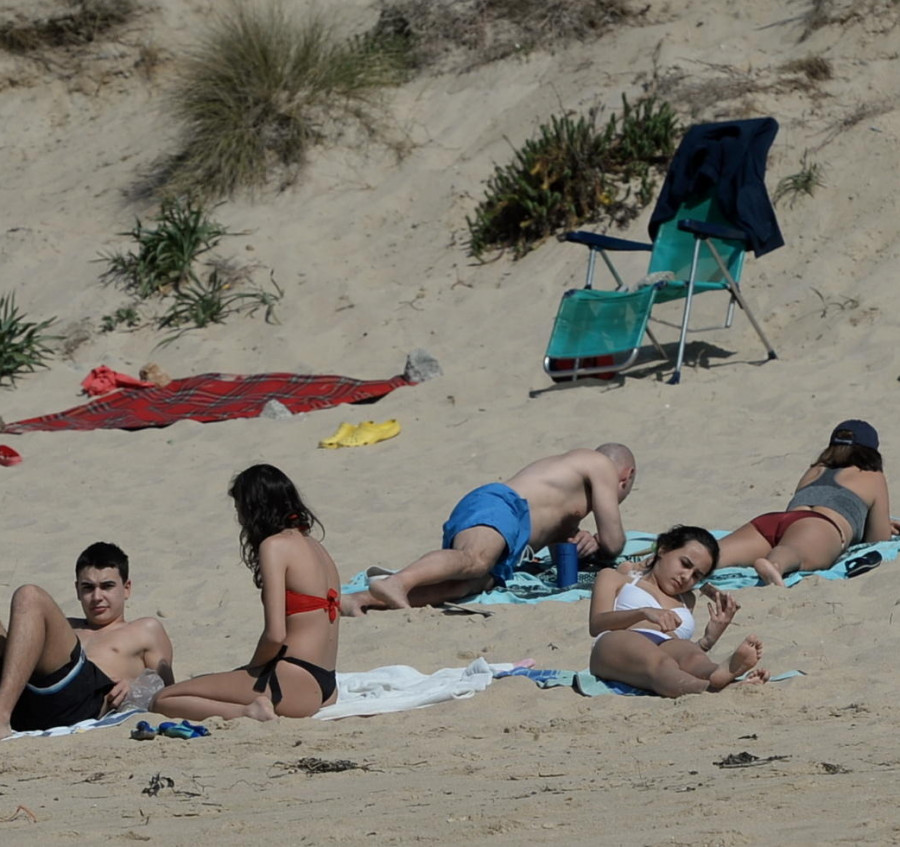 Las altas temperaturas llenan de los primeros bañistas los arenales de toda la comarca