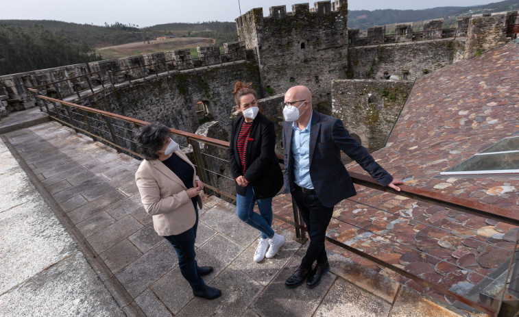 La Diputación contribuye actualizar los fondos del castillo de Moeche