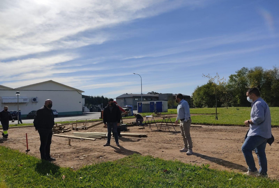 El Concello invierte 45.000 euros en un parque infantil en O Val