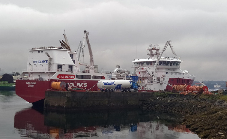 El Puerto acoge por primera vez una operación de suministro de GNL a un barco de pescado