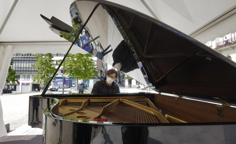 Más de 40 aficionados dan en la plaza de Armas el pistoletazo de salida al concurso de piano de Ferrol