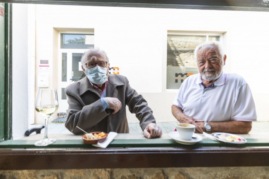 Los bares gallegos ya podrán abrir hoy hasta las 23.00 horas y los restaurantes hasta la una