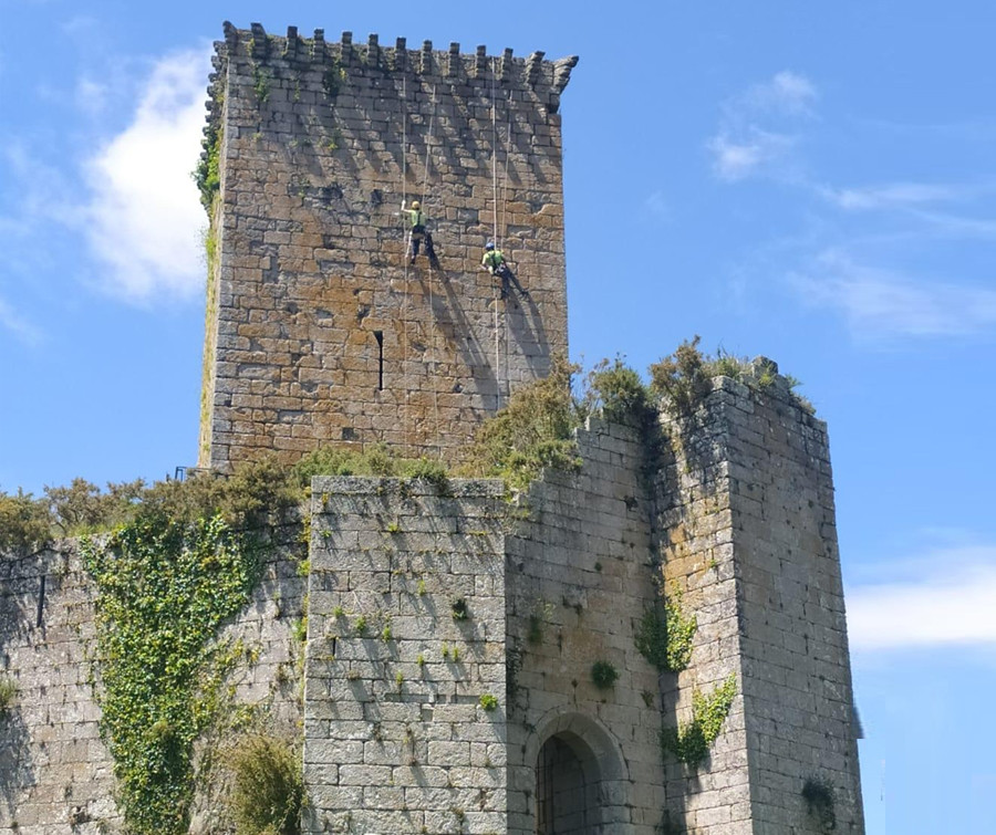 El Concello de Pontedeume inicia labores de conservación en el castillo de Andrade