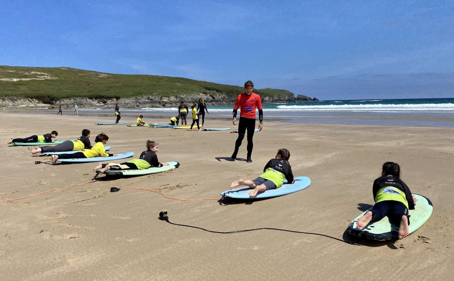 Alumnos del CPI Atios participan en A Frouxeira en bautismo de surf