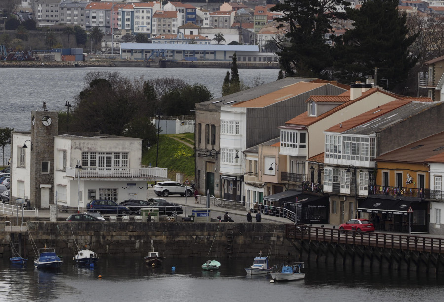 El Concello de Mugardos y Portos consensúan la ordenación del aparcamiento del muelle