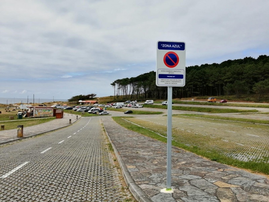 Las playas estrenan las limitaciones de aparcamiento con zona azul y de caravanas