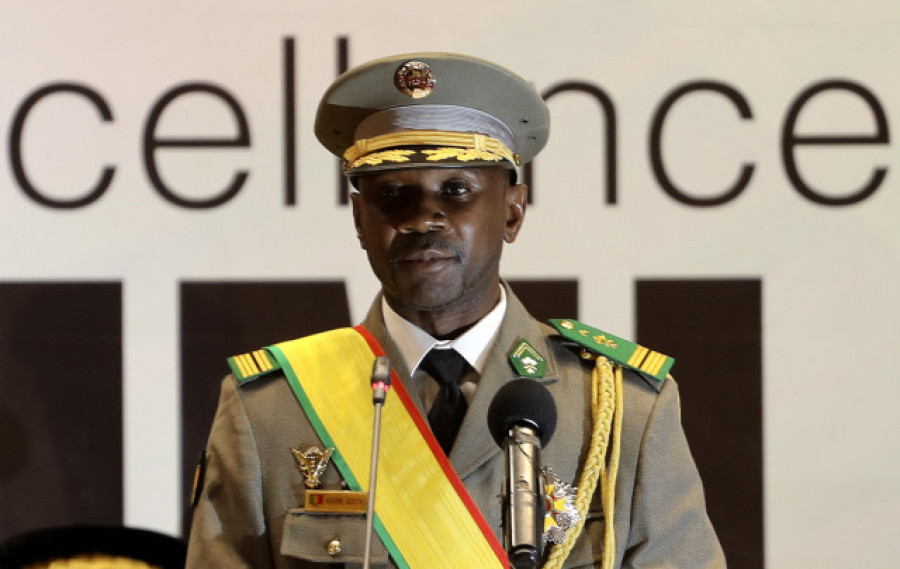 Ataque frustrado contra el presidente interino de Mali mientras rezaba en la mezquita