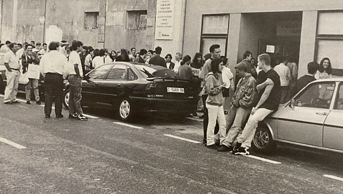 Largas colas para ver las listas de admitidos en la Universidad en 1996