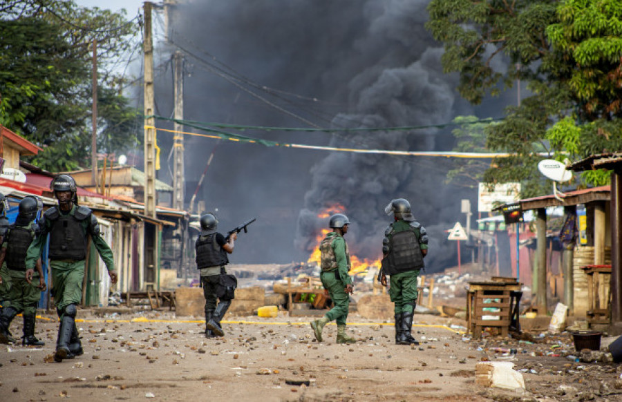 Militares golpistas detienen al presidente de Guinea y ordenan disolver las instituciones