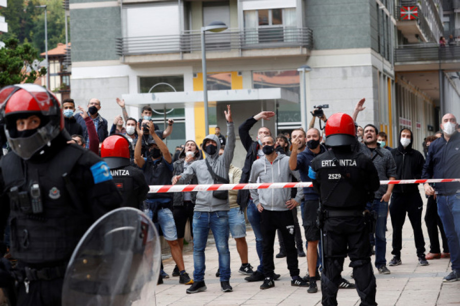 Tensión y cargas policiales tras el acto de Vox en apoyo a las víctimas de Parot