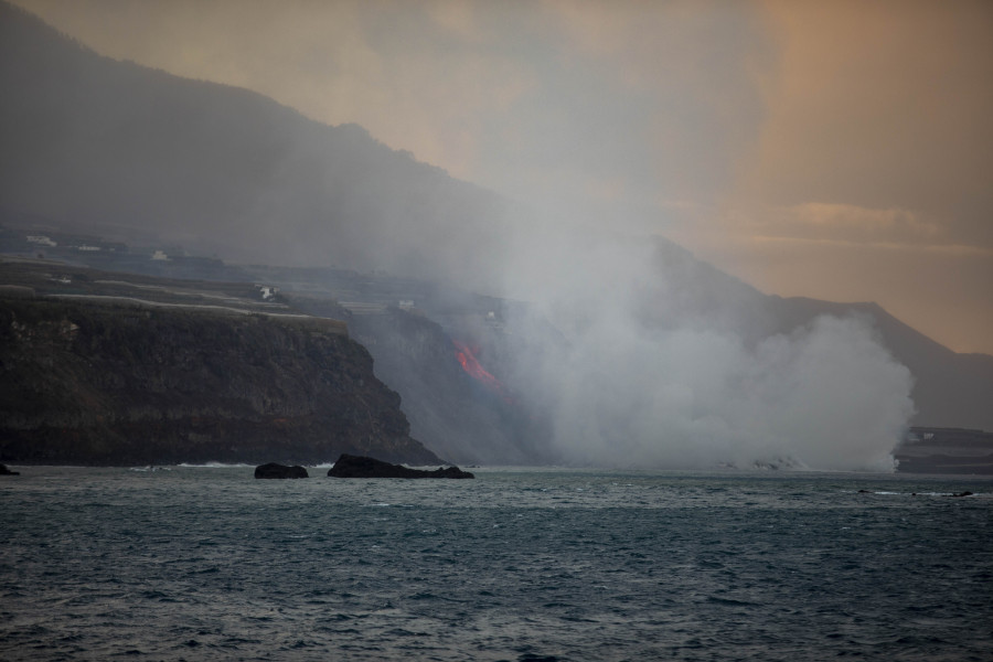 La colada del volcán de La Palma que alcanzó el mar comienza a formar un delta de lava